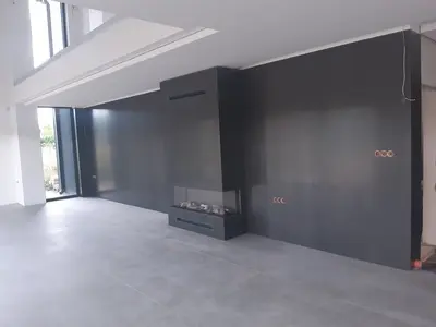 Wnętrze z płytkami wielkoformatowymi – zdjęcie z realizacji Abagard (ujęcie 2)